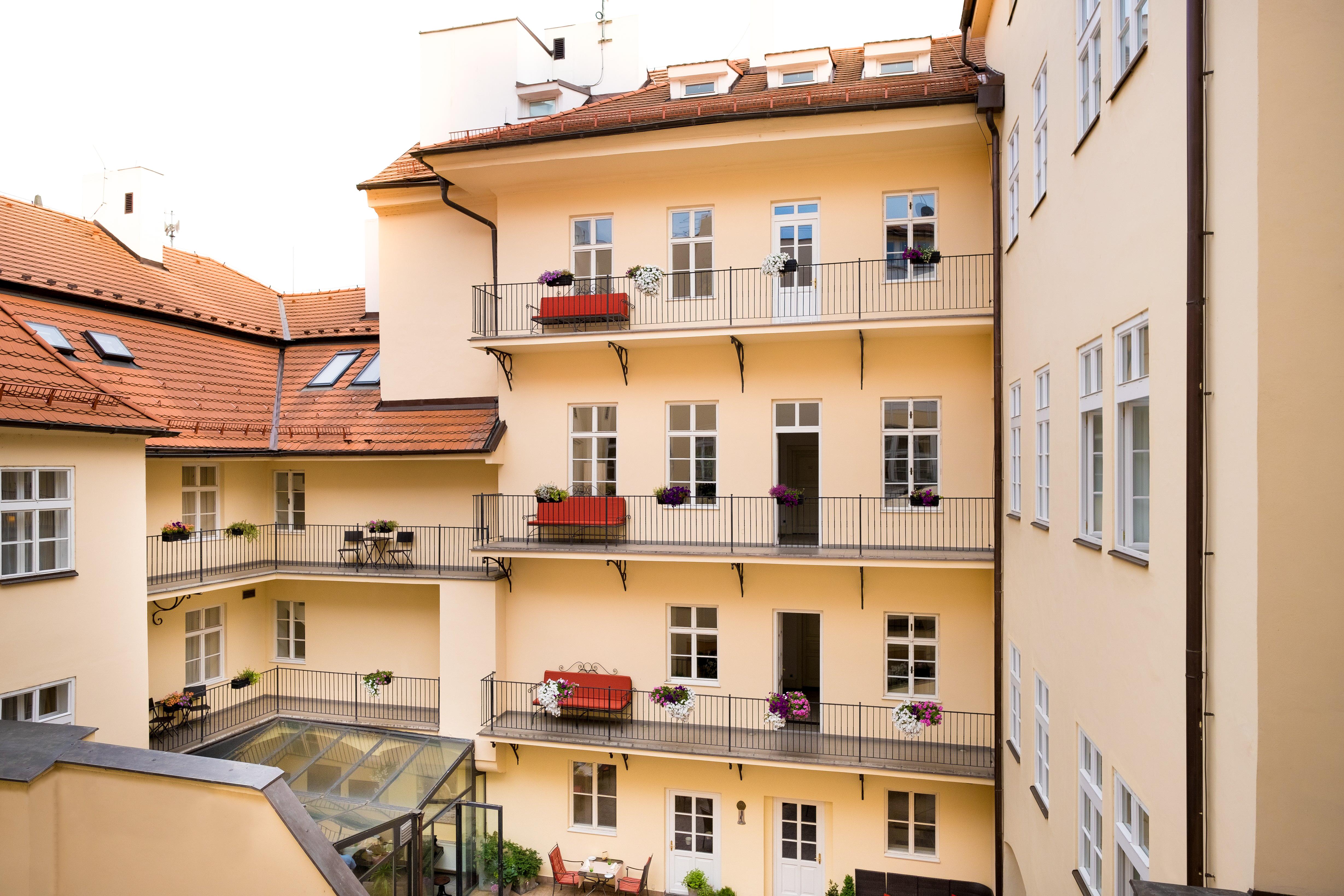 Hotel Bookquet Praga Exterior foto The courtyard of the house