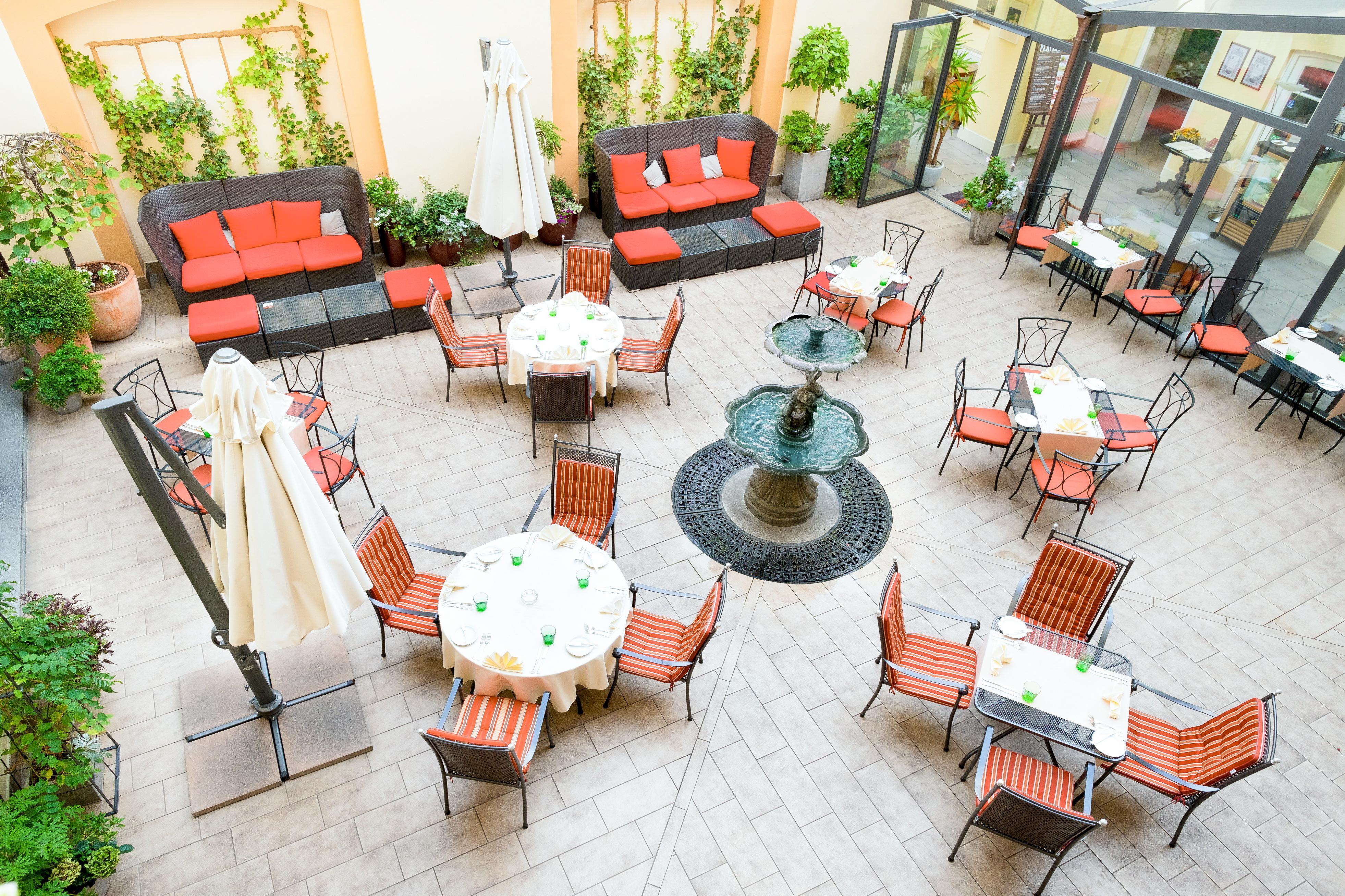 Hotel Bookquet Praga Exterior foto The hotel's courtyard