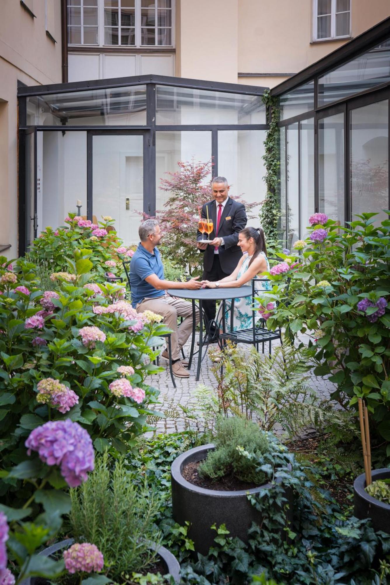 Hotel Bookquet Praga Exterior foto The hotel's garden