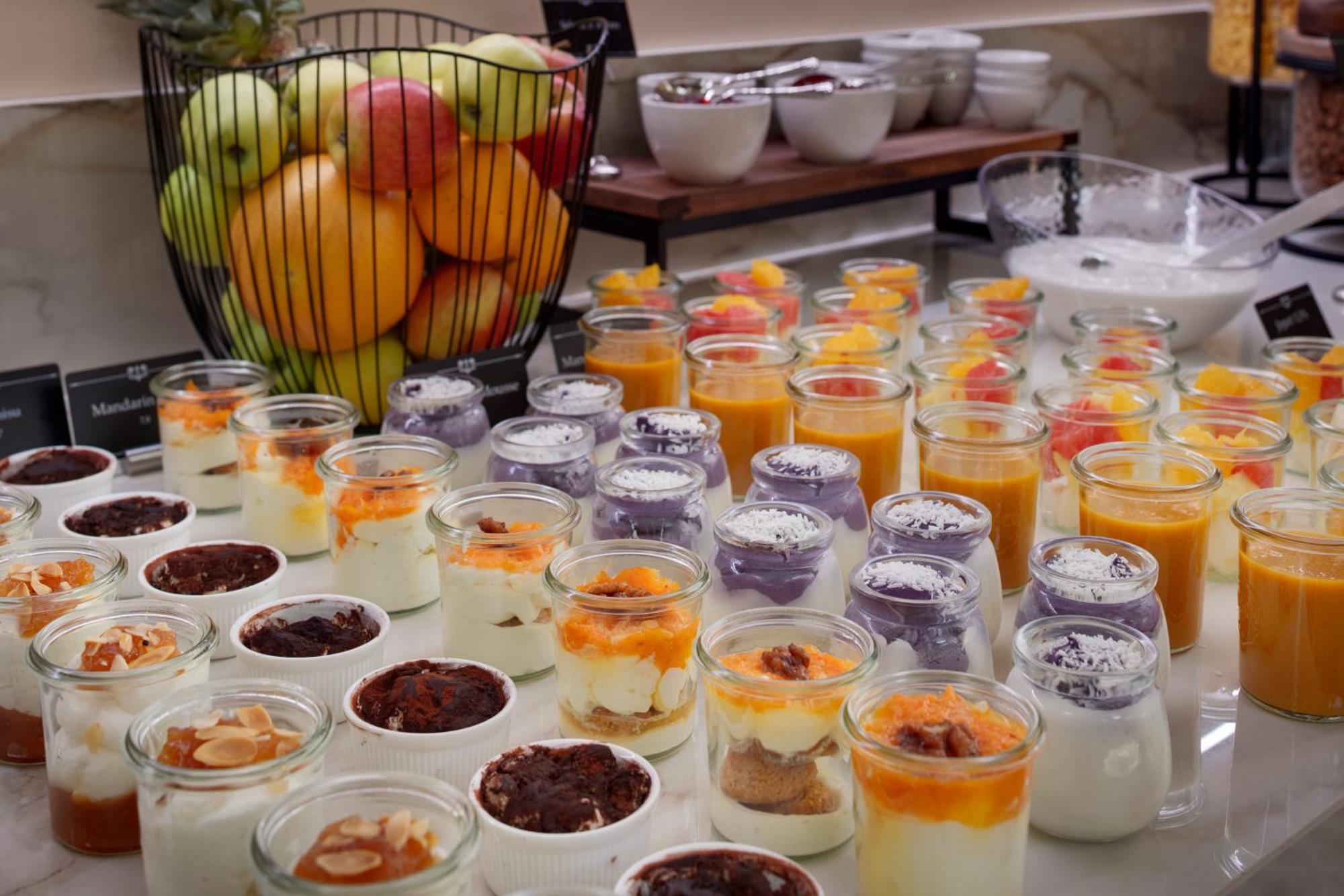 Hotel Bookquet Praga Exterior foto A selection of desserts